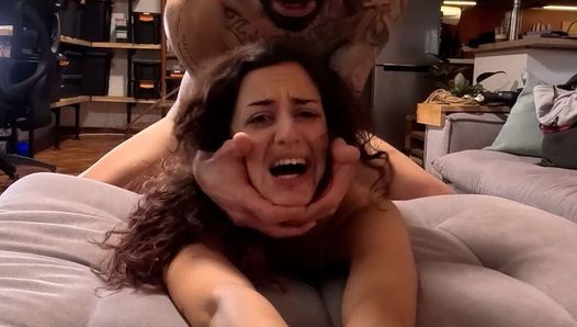 Une fille soumise se fait sodomiser et baiser brutalement avec du sperme dans le cul