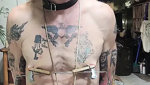 Хорошая девушка связывает яйца и член муженька и развлекается с ним ступнями