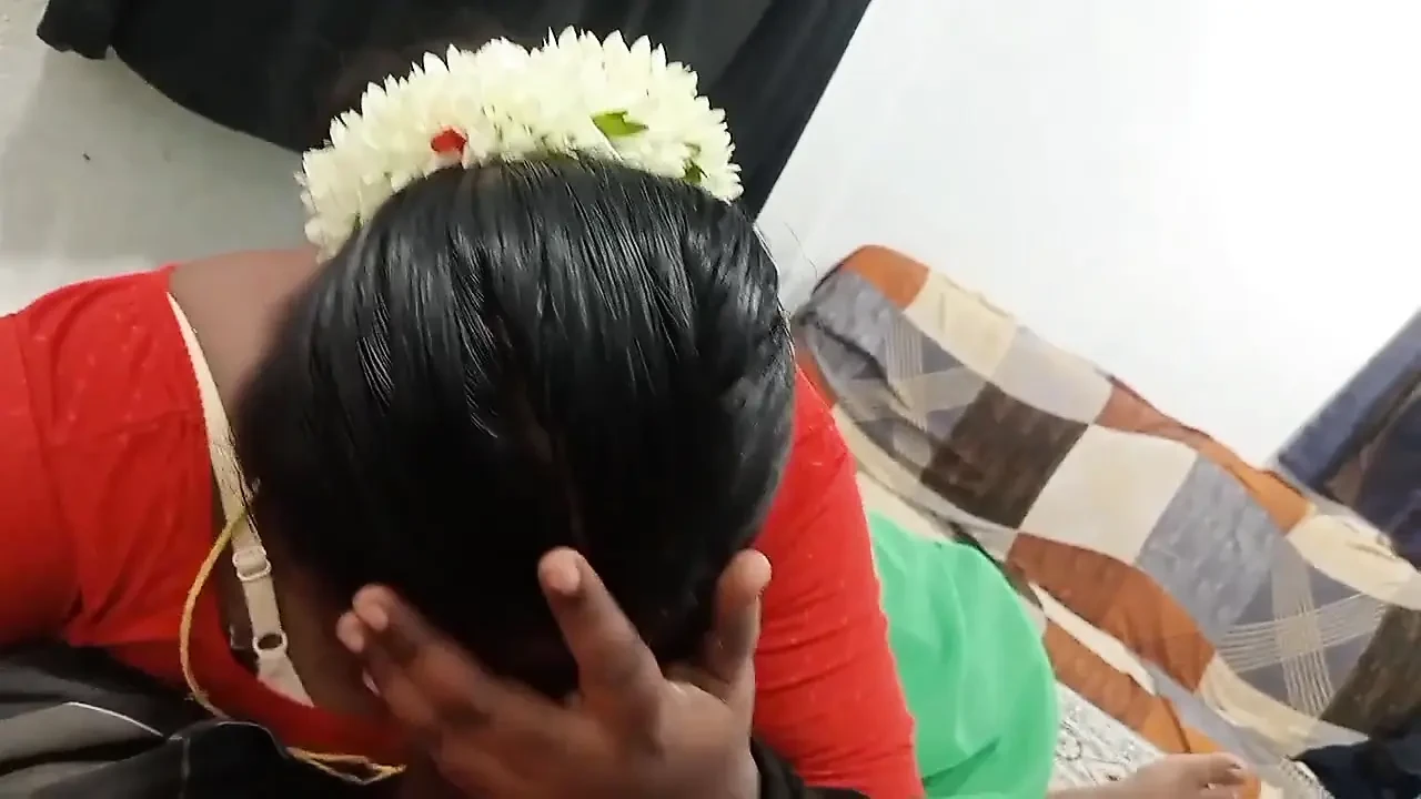 Mẹ kế Tamil bắt gặp con riêng thủ dâm và giúp anh ta xuất tinh nhanh chóng