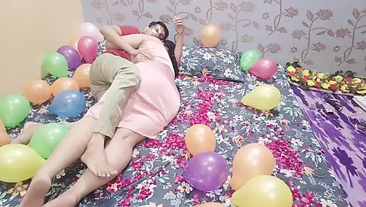 Моя подруга-студентка дала мне горячий сюрприз на день рождения на ночь - страстный секс с Rose лепестки и воздушные шары, настоящее домашнее видео