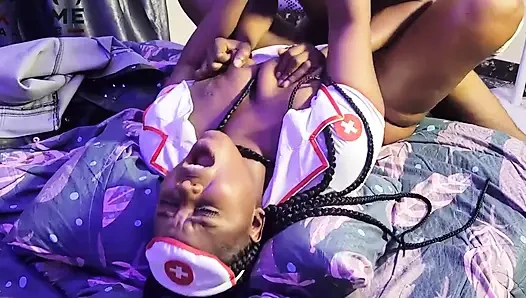 Возбужденная медсестра трахает пациентку с большим членом - XXHomealone