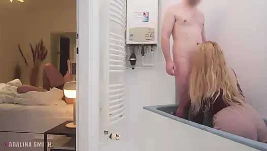 Schüchterner stiefsohn bekommt versehentlich eine Erektion während der dusche, während stiefmutter zuschaut und stiefvater im anderen zimmer ist