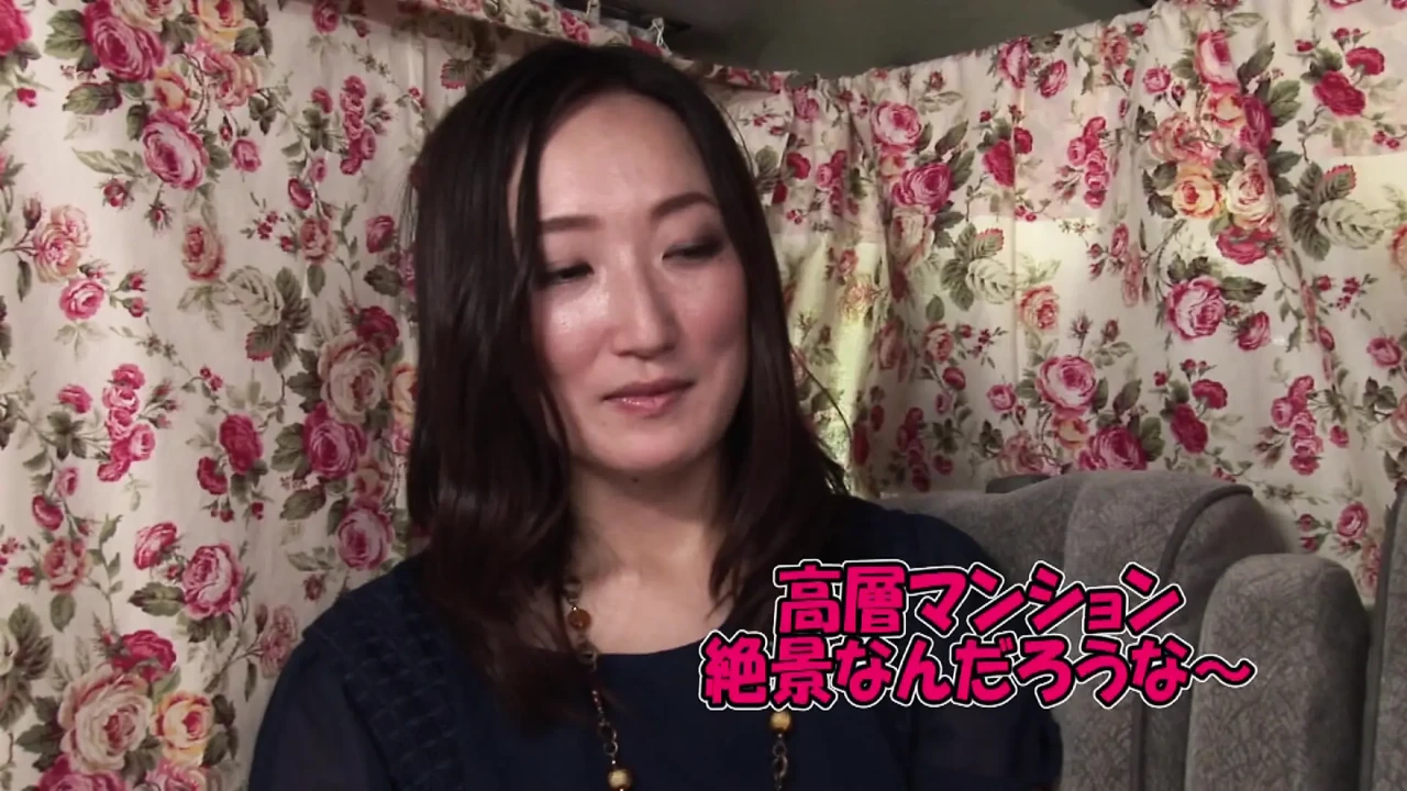 A121B10 The moans of a beautiful witch echo inside the car! The bright red lingerie of a 45-year-old celebrity wife living in Odaiba!