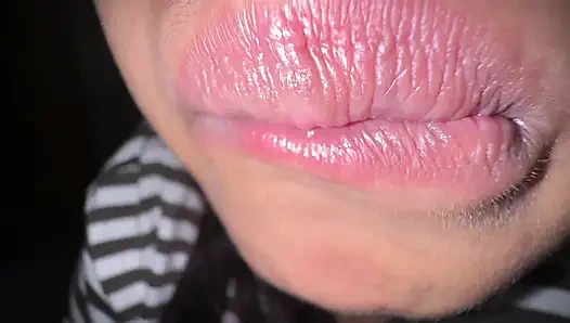 Ich steckte eine Banane in meinen sinnlichen mund, während ich morgens geil war - das ist mein alltag, morgenroutine