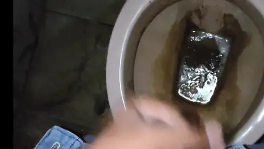 Masturbasi di toilet dan mani muncrat banyak