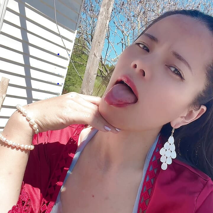 show pussy on the chair outside door