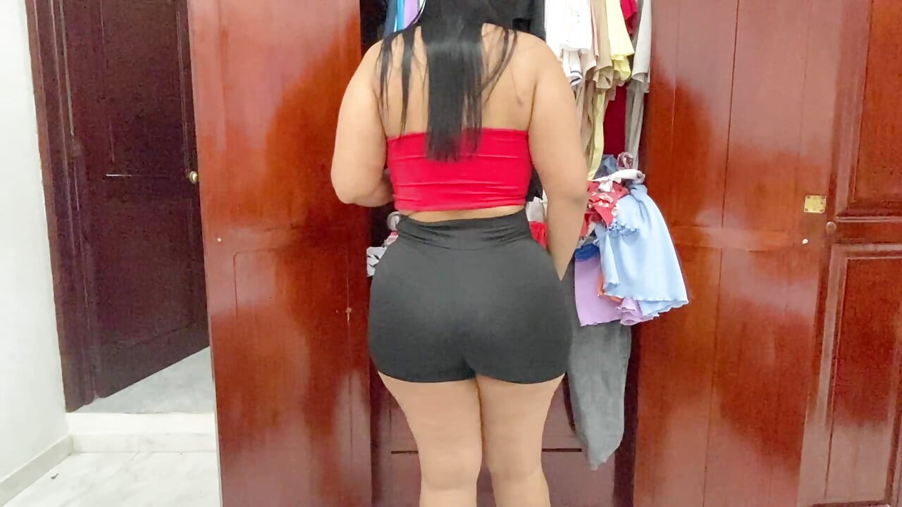 Ibu tiri berpantat besar menukar pakaian di hadapan kamera