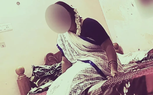 Sari bluzlu ateşli aldatan Hintli ev hanımı sevgilisiyle seks yapıyor