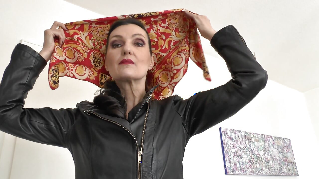 Prekrasne svilene marame na modnoj reviji, JOI, Lady Victoria Valente