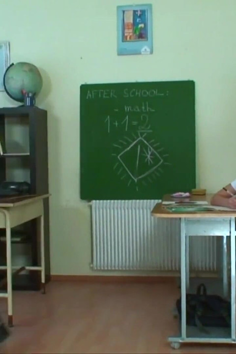 Mijn favoriete hete brunette slet met kleine tieten geeft me de eer om in haar strakke natte poesje klaar te komen