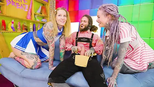 Двойной анал шаловливых татуированные девушки - 2 члена и 2 дырки, окончание на лицо