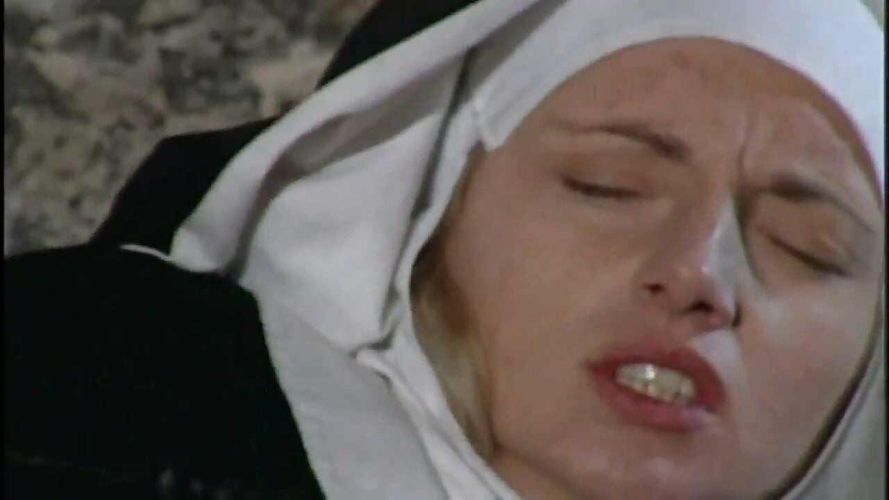 Orgie anale avec une nonne noire et blanche dans le monastère