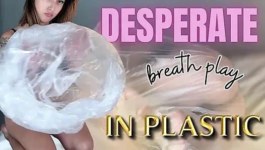 Çaresiz velet plastik içinde oynuyor