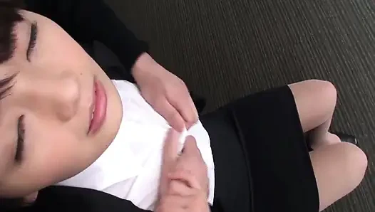 Si cantik rambut pendek tajam ai ungkap sisi sensitifnya dalam perjumpaan yang intim dan dalam banget