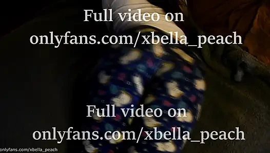 Mitbewohnerin mit dickem arsch in engen kätzchen-leggings verführt mich und ich sie hart