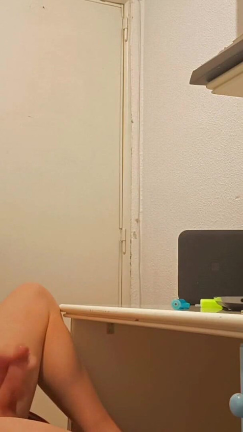 Ung gutt onanerer og ser på porno | Klipp 1