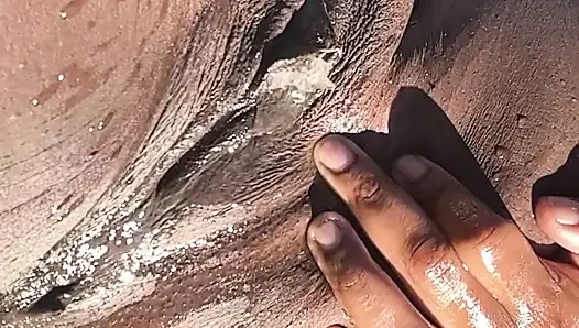 Ngintip cewek-cewek ini kencing di luar ruangan - slow mo