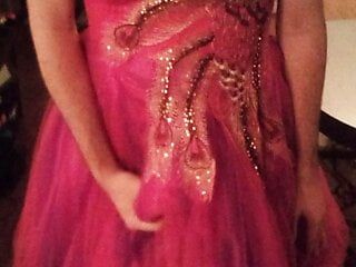 Симпатичное короткое розовое выпускное платье кончает в
