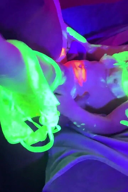 Video Penuh - Parti Glow! Gangbang bukkake untuk si jalang yang lapar mani - Cliff Media Productions