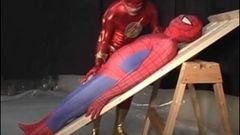 Super-heróis vestidos de garanhões chupando pau