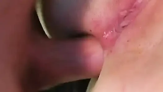 Adam azgın genç sarışını götünde at kuyruklu sikiyor ve içine boşalıyor