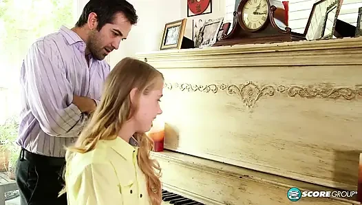 Teen Hannah Hays fickt ihren klavierlehrer