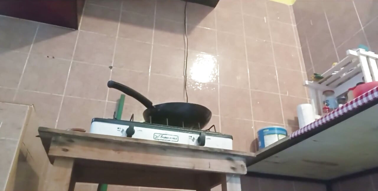 부엌에서 젖탱이와 털이 무성한 보지를 보여주는 통통한 비 계모