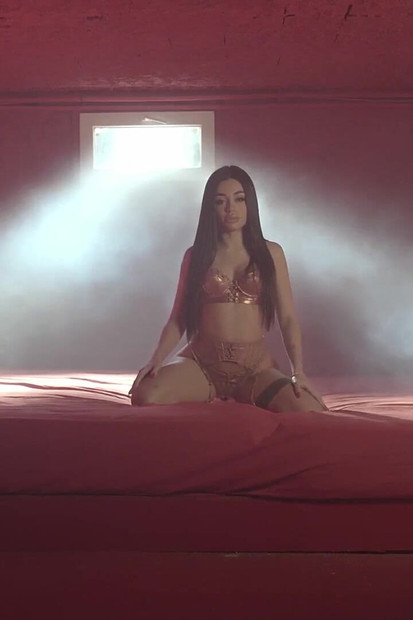 مارتينا ونيكوتوروس واثنين من السود لجعلها تنفجر بسرور في موانئ دبي