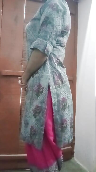 Indian gay crossdresser Gaurisissy arătând ca o gospodină în Salwar Kurta xxx