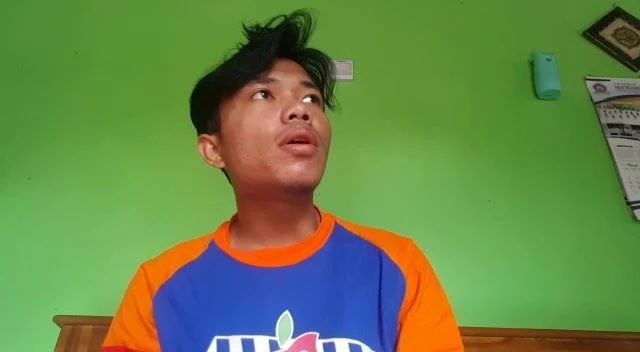 Bad boy open the mouth and hope girls give him a big boobs