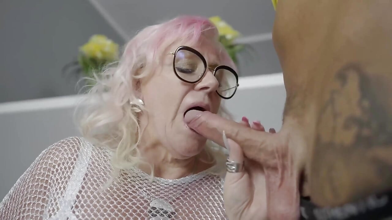 The Neighbor Boy Sees How a Horny Granny Fucks Her Dildo.