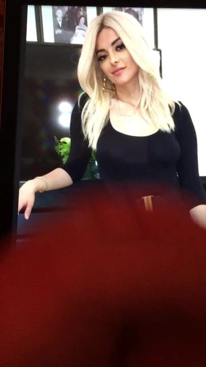 Cum tisztelgés a dögös bebe rexha előtt 2
