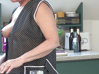 Dojrzała starsza kobieta rucha się z młodszym przyjacielem na kuchence, aż do orgazmu