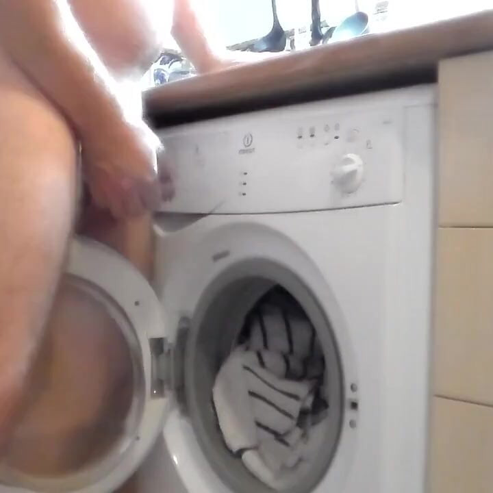 John está fazendo xixi dentro da máquina de lavar roupa completa