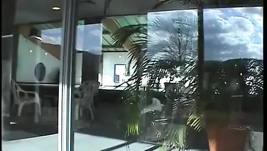 Бутылка для возбужденной киски милфы