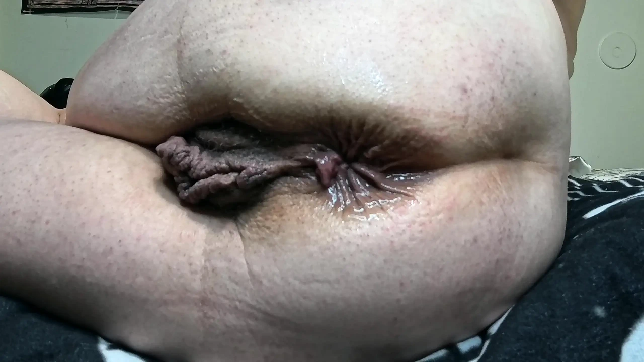 大屁股中的巨大草莓假阳具：深度肛交骑乘和湿润乐趣