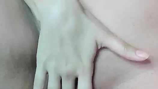 Yaramaz kız ıslak amcığıyla mastürbasyon yapıyor ve güzel bir ses çıkarıyor.