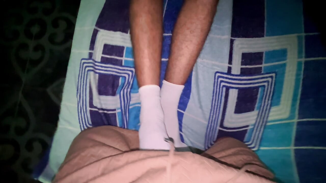 MORENO VERGON DA UN FOOTJOB A SU VECINO CON CALCETINES BLANCOS PUESTOS