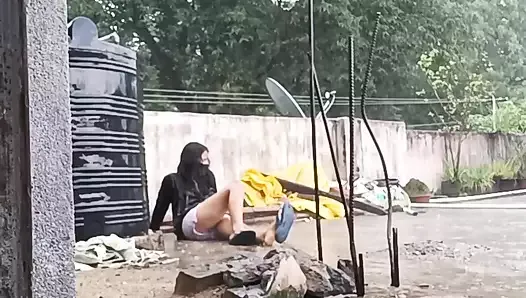 Linda chica india universitaria jugando duro bajo la lluvia - sacudidas de tetas