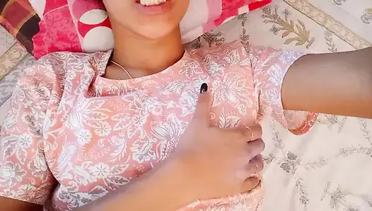 Indiana menina mostrando peitos