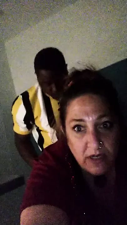 熟女被大黑鸡巴在 Dave &Amp; Buster's 搞砸了一个坚果