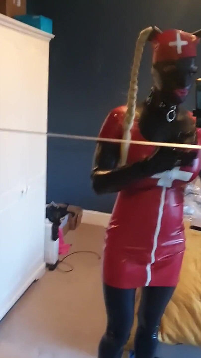 У вас, кажется, температура. Фетиш медсестры в латексе.