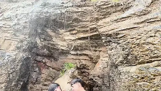 Gorgeous YOUNG COLLEGE GIRL goes to the river after her classes and meets A STRANGER AND ENDS UP FUCKING OUTDOORS IN COLOMBIA!
