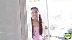 Азиатская брюнетка с косичками отвечает на объявление и снимает ее первое порно в видео от первого лица