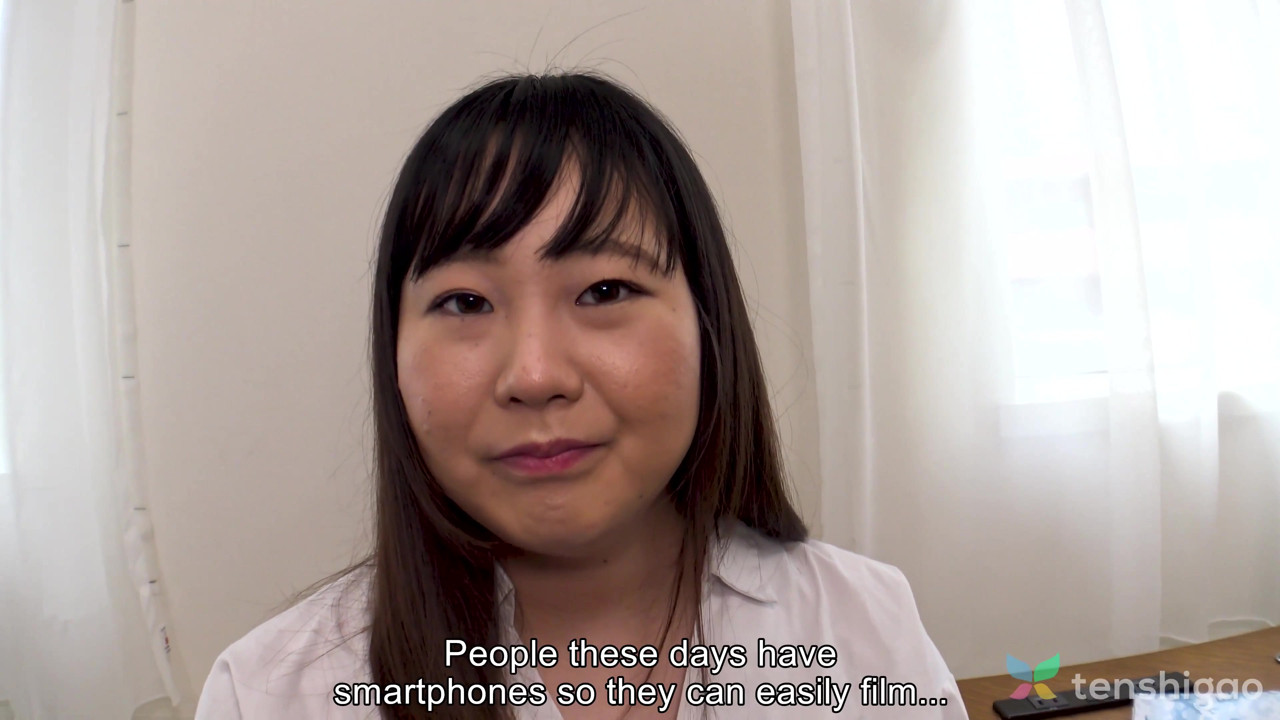 日本のコールセンターガール、森脇祥子さんが私たちと一緒にホテルの部屋に来る