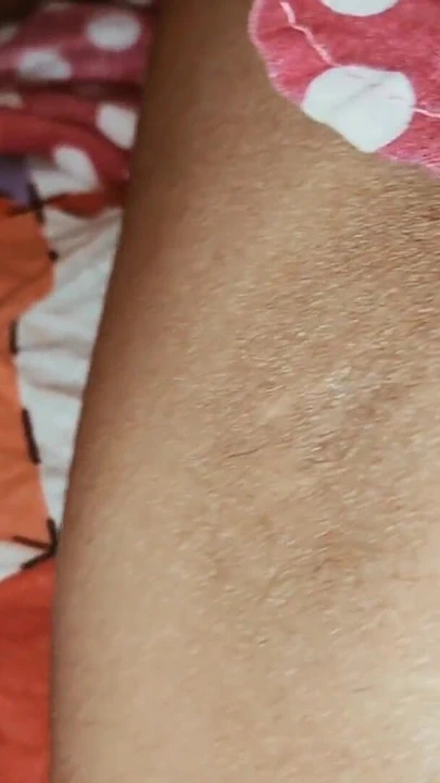 来自“当丈夫不在家时，热辣的性感人妻被她的小鲜肉干了湿润的天然毛茸茸的阴户和毛茸茸的阴户”