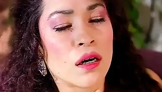 Jessica Rizzo her zaman yarak için istekli kadınların olduğu iki sahne sunuyor