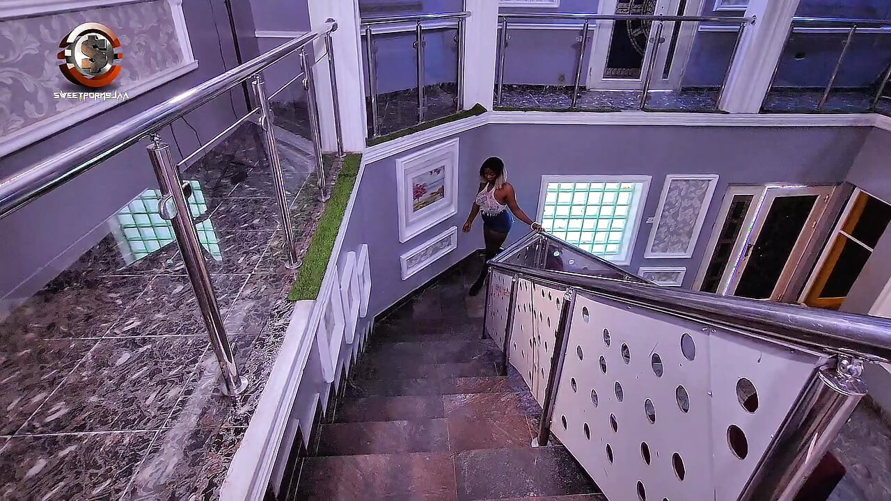 계단에서 서있는 젖탱이 토마스를 따먹어