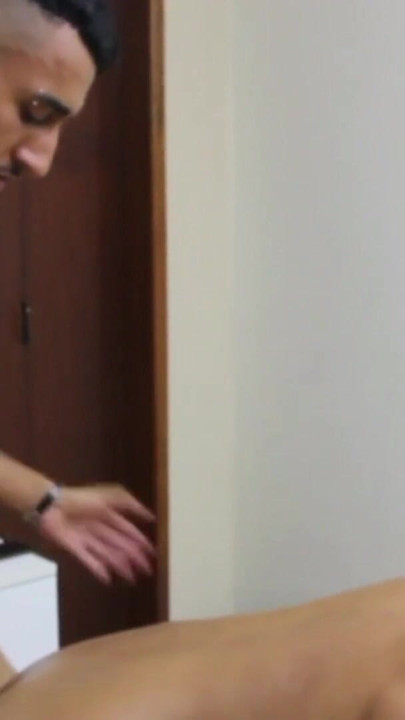 AYUDAR A UN AMIGO CON MASTURBACIÓN MANUAL | Clip 2