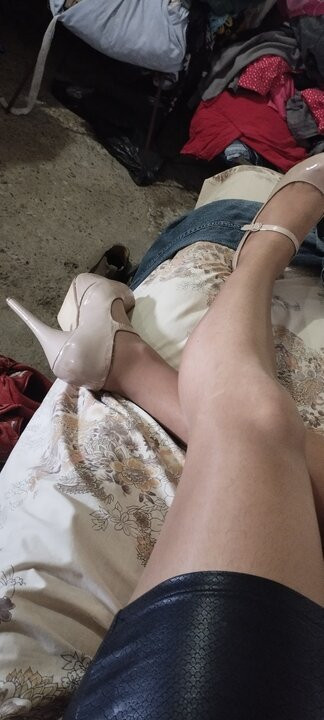 Alleine masturbiert zu Hause mit meinen Lieblings-Heels